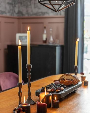 detajl jesenskega dekorja na jedilni mizi, svečniki, izbor oreščkov itd