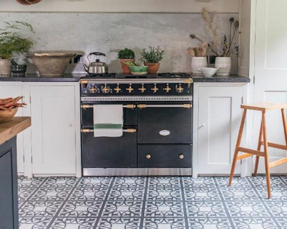 keuken met grijs patroon vinyl keukenvloer door harvey maria