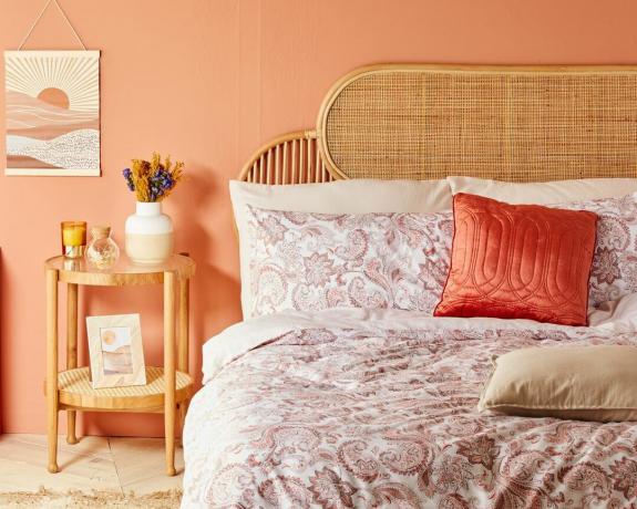 Спальня из персика и ротанга с искусственными цветами от Primark