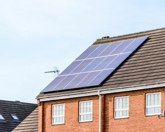 Ühendkuningriigi päikeseenergia paneel päikeselisel katusel