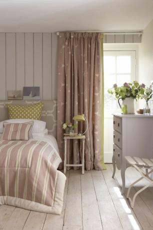 VanessaArbuthnottによるピンクのカーテンのあるベッドルーム