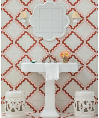 Игривая схема ванной комнаты с розовой и красной плиткой на стенах с рисунком в раку