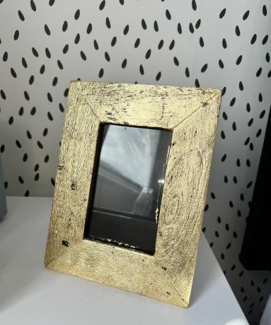 drewniana złota ramka na zdjęcia z metalicznym złotym liściem