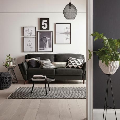 Obývací pokoj se světlými stěnami a šedou sedací soupravou