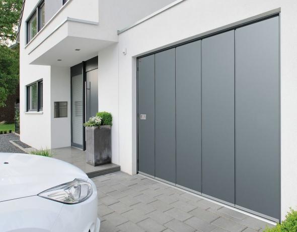 Sivé sekčné garážové brány do moderného domu od spoločnosti Hormann UK