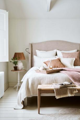 गुलाबी और क्रीम आरामदायक बेडरूम