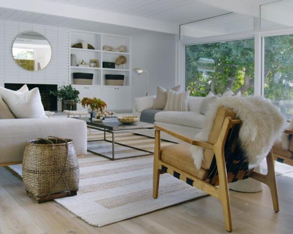 Dnevna soba s teksturiranim prugastim tepihom iz Dream Home Makeover