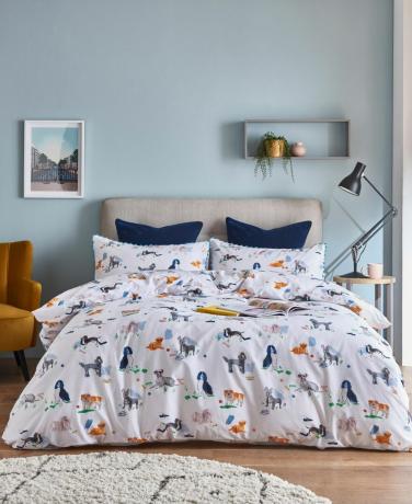 חדר שינה פרחוני עם קירות כחולים ומדף מסגרת