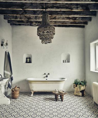 Mediterrán Evora luxus vinil csempe a Carpetright fürdőszobájában