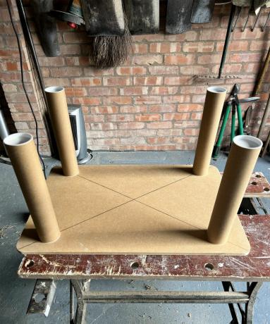 Selbstgebauter Tisch aus Holz und Papprohr