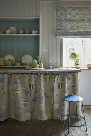 Cocina con cortinas en el mueble bajo de Vanessa Arbuthnott