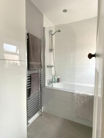 Vorherige Aufnahme eines Badezimmers mit grau-weiß gefliesten Wänden