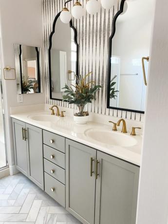 벽지와 회색 화장대가 있는 욕실 리모델링 브룩 웨이트