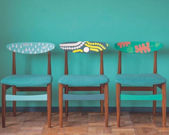 sillas de comedor recicladas con patrones pintados