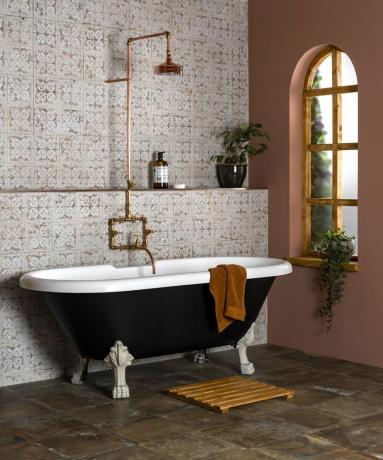 Плочки с анкерна креда с черна самостоятелна вана и оцветена в охра стена от стени и подове