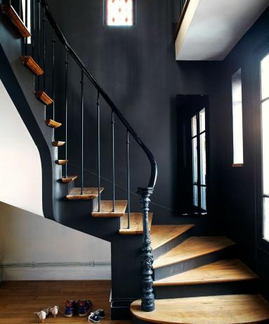 Ringhiera per scale nera con decorazioni a parete nere e radiatore nero di The Radiator Center