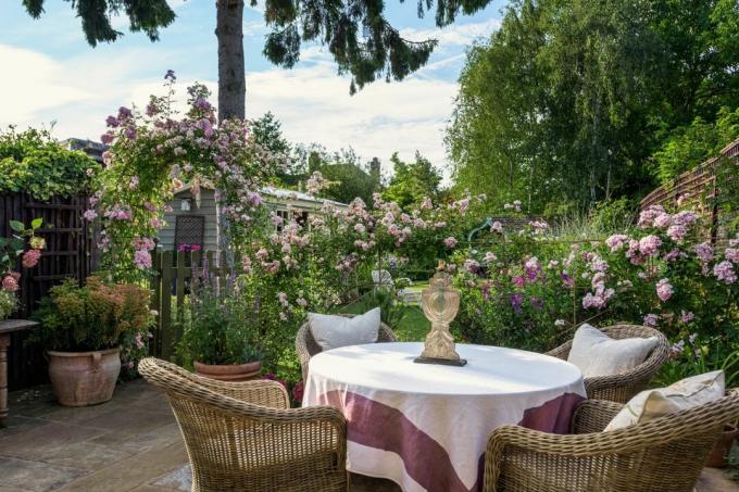 mese în aer liber în grădina victoriană