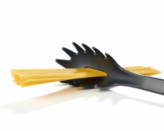 un cucchiaio di pasta con gli spaghetti nel buco centrale - GettyImages-1211751510