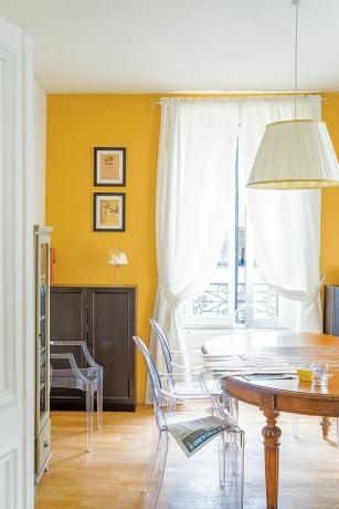 חדר אוכל צהוב
