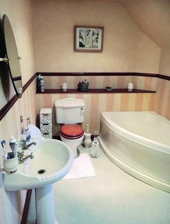 줄무늬 복숭아색과 흰색 벽지, 흰색 위생도기, 흰색 바닥이 있는 욕실 사진 전