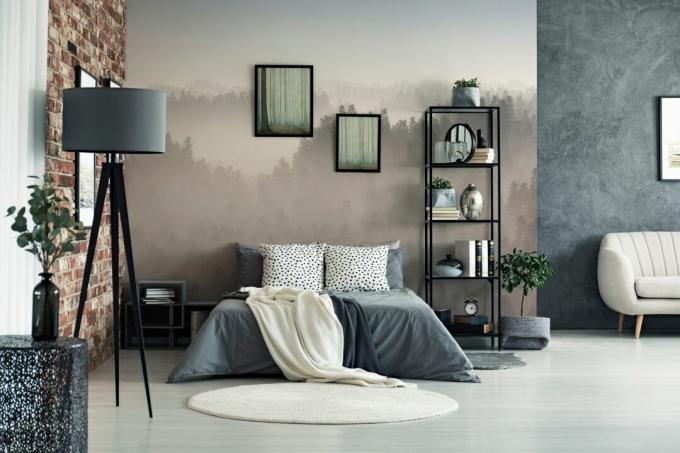 ピクサーによる現代的な生活空間の灰色の不機嫌そうな壁の壁画