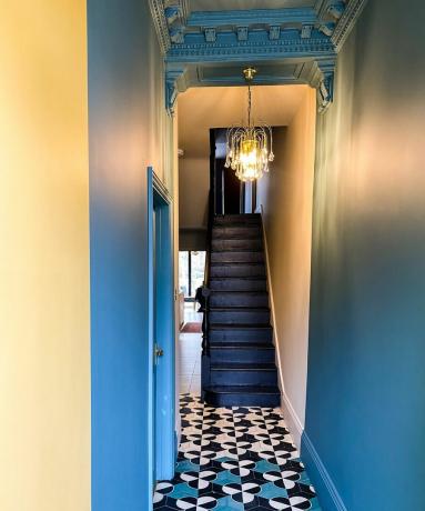 Διάδρομος με ιδέες βαφής σκαλοπατιών χρησιμοποιώντας χρώματα μπογιάς Myland: Sinner© No.238 (Stairs), Temple Bar© No.70 (Walls) και Burlington Arcade© No.216 (Τοίχοι στο προσκήνιο)