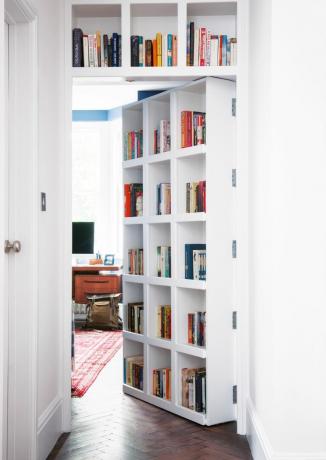 Porta del corridoio trasformata in una libreria