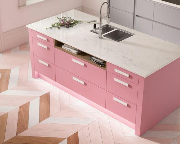 wren kitchens baby roze keukeneiland met parketvloer in een keuken