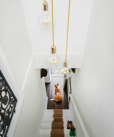 Trio di lampade a sospensione in stile Edison appese in alto nel corridoio