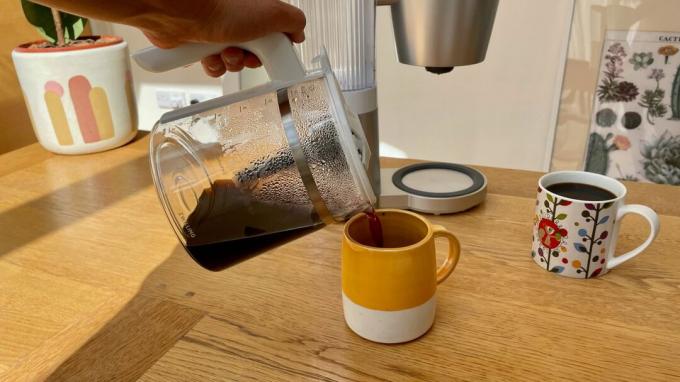 Točenje kave u šalicu