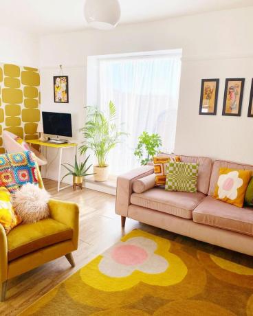 Esquema de color amarillo en la sala de estar de un apartamento