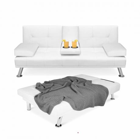 Gri kenarlı beyaz bir taburenin yanında, içinde bardaklar bulunan beyaz bir kanepe