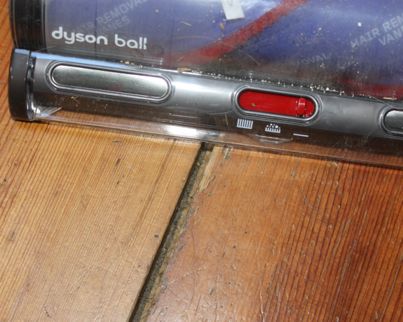 พื้นไม้เนื้อแข็งหลังจากดูดฝุ่นจาก Dyson Ball Animal 3