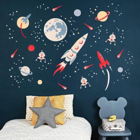 कोको बच्चों से अंतरिक्ष थीम वाली दीवार के साथ ब्लू स्कीम किड्स बेडरूम