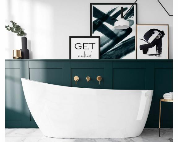 Banheiro moderno com painéis verdes com obras de arte