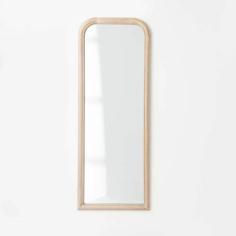 Grindų ilgio veidrodis baltame fone