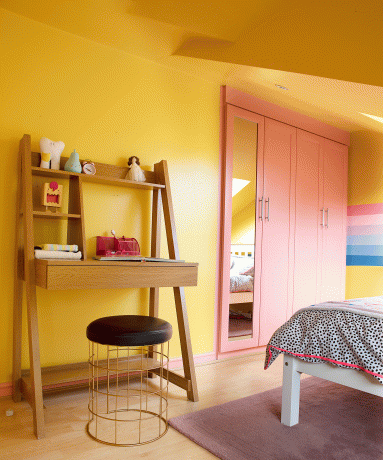 Karen Clough ใช้สีที่เหลือเพื่อสร้างห้องนอนสีรุ้งในราคาไม่ถึง 100 ปอนด์