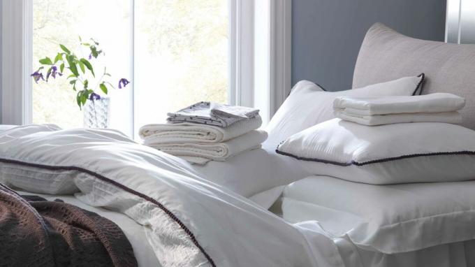 Argos Sleeptember: сложенное постельное белье на кровати