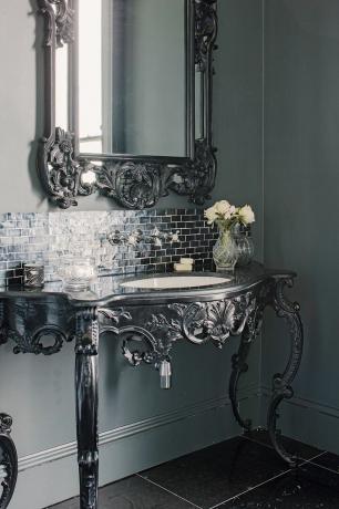 Mueble de lavabo de tocador en baño de estilo clásico