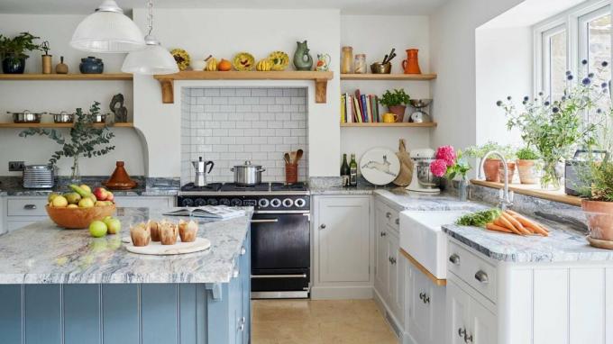 Keuken in een gerenoveerd huis met kookeiland en stenen werkbladen