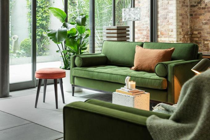 Πράσινος καναπές Swyft σε εκτεθειμένο χώρο διαβίωσης από τούβλα