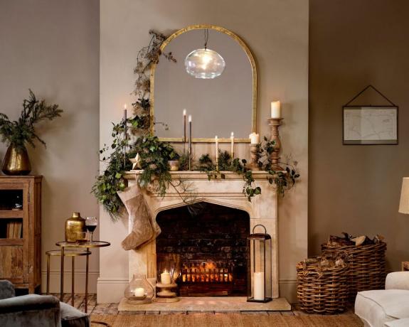 後を追う採餌された緑のある自然なスタイルのクリスマス暖炉