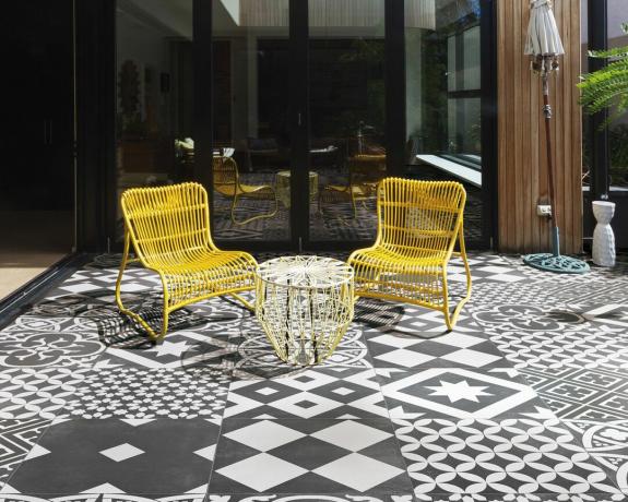monochromatyczne pomysły na płytki patio z żółtymi nowoczesnymi meblami
