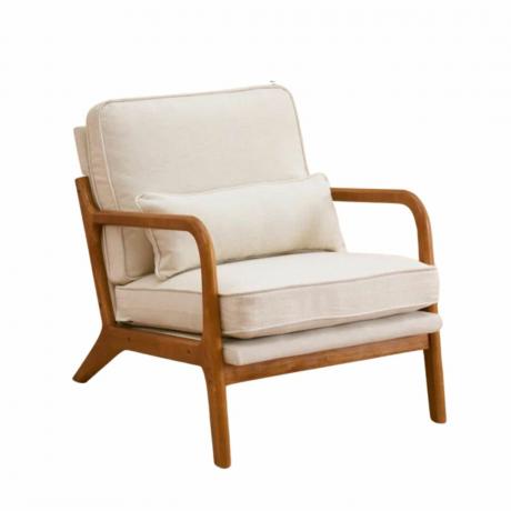 Μια λευκή και καφέ καρέκλα με μαξιλαράκια