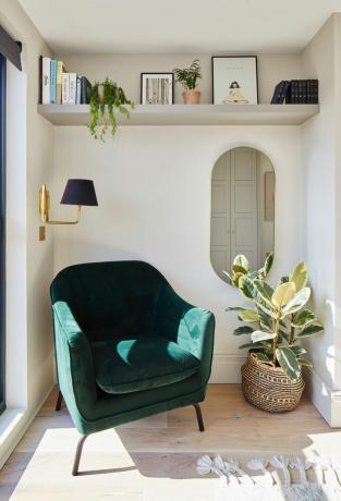 Dezember 2019: Katy Waters und Ehemann Jason haben ein skandinavisch inspiriertes Hauptschlafzimmer im Loft ihres Hauses in Ealing geschaffen