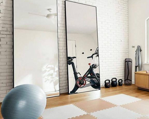 Δύο ολόσωμοι καθρέφτες Cordero με μπάλες γυμναστικής και ποδήλατο γυμναστικής σε αντανάκλαση