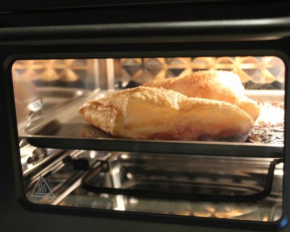 Koking av frossen butterdeig fylt med jordbærgelé i Our Place Wonder Oven-luftfrityren