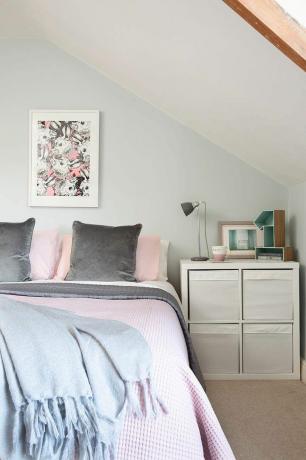 Dormitorio gris y rosa