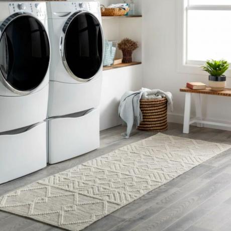 Tepih krem ​​teksture u praonici rublja