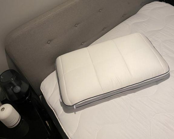 Pute på madrass på Louises seng med grå sengegavl